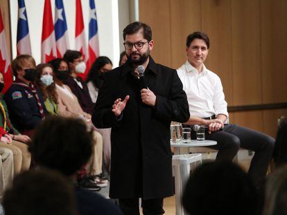 El presidente de Chile, Gabriel Boric, habla durante una reunión de ayuntamiento con jóvenes de secundaria junto al primer ministro canadiense, Justin Trudeau, en Ottawa, Canadá, el 6 de junio de 2022.