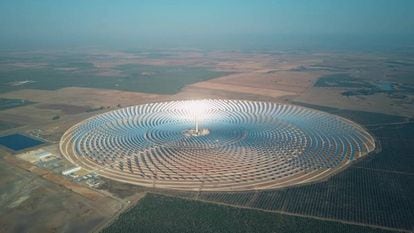 Planta solar de concentración cerca de Sevilla, España. Los espejos enfocan la energía del sol hacia la torre del centro.
