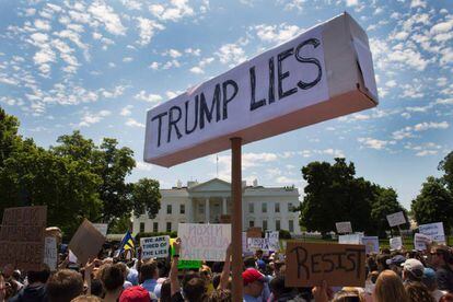 &quot;Trump miente&quot;, reza una pancarta en una protesta frente a la Casa Blanca, el pasado mi&eacute;rcoles