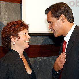 Icíar Bollaín junto a Fernando López Aguilar, tras recibir el premio.