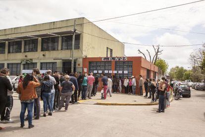 Cues de votants en una escola de la Villa La Cava, al Gran Buenos Aires.