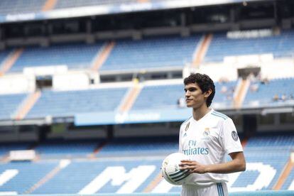 Jesús Vallejo posa para los medios tras su presentación como nuevo jugador del Real Madrid.