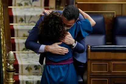 El presidente del Gobierno, Pedro Sánchez, y la ministra de Hacienda y Función Pública, María Jesús Montero, se abrazan tras lograr la aprobación de los Presupuestos Generales del Estado de 2022, este jueves en el Congreso.