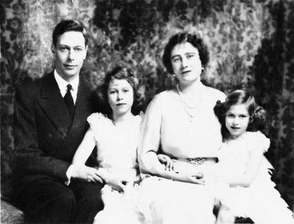 Jorge VI y la reina madre, Isabel, posan con sus hijas, Isabel (entre los dos), y su hermana Margarita.