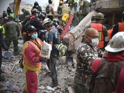 La solidaridad de los mexicanos emerge con fuerza tras el terremoto de magnitud 7,1, que ha dejado más de 230 muertos
