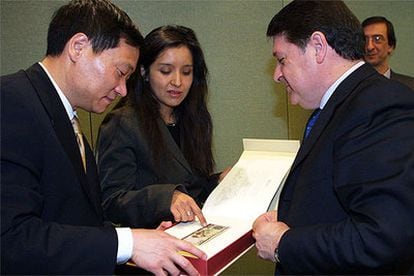 Xiao Gang y José Luis Olivas, presidentes del Bank of China y Bancaixa, en Pekín, hace unos días.