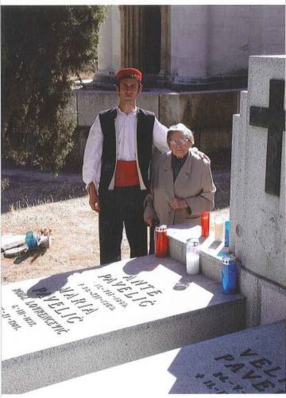 Visnja Pavelic, con un joven croata, ante la tumba de su padre en el cementerio de San Isidro, Madrid.