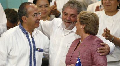 El presidente brasileño (en el centro), junto a la presidenta de Chile Michelle Bachelet y el dirigente mexicano Felipe Calderón.