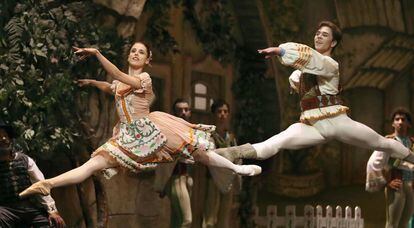 Una escena de &#039;Copp&eacute;lia&#039; por el Ballet Bacional de Sodre de Uruguay, dirigida por Julio Bocca.