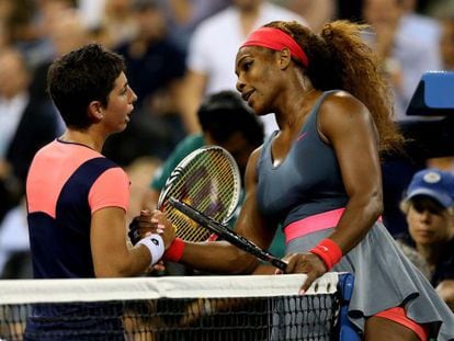 Serena Williams saluda a Carla Su&aacute;rez despu&eacute;s de eliminarla.