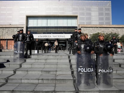 Policías fuera de la Asamblea Nacional, en Quito, tras la disolución del Parlamento en Ecuador.