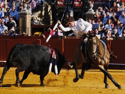 El rejoneador Guillermo Hermoso de Mendoza durante el primer toro de la tarde de ayer en la Real Maestranza de Sevilla.