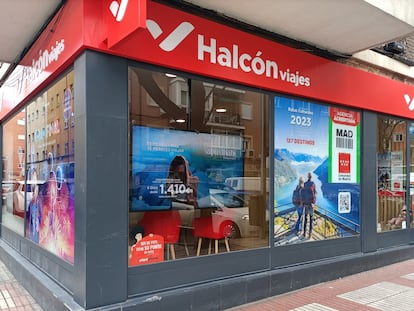 Fachada de un punto de venta de Halcón Viajes