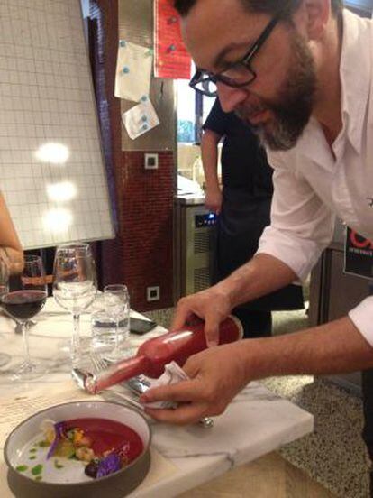 Quique Dacosta prepara un gazpacho de cerezas con gamba de Denia durante la cena en Bruselas de OAD.
