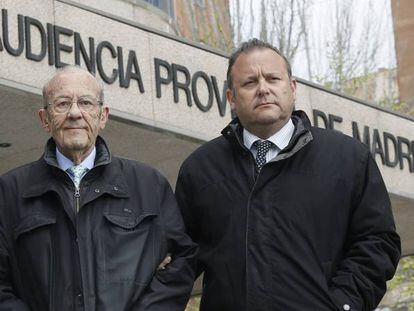 El doctor Sim&oacute;n Vi&ntilde;als y su hijo Carlos, a la salida de la Audiencia Provincial el pasado 30 de marzo.
