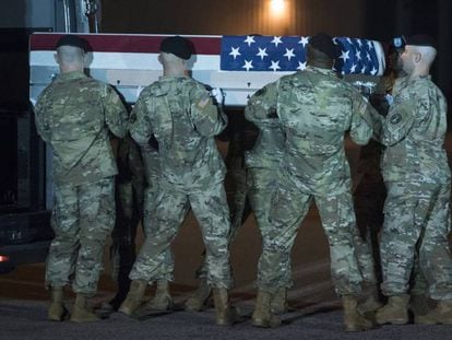 Soldados estadounidenses transportan los restos de un compañero muerto en Kabul (Afganistán).