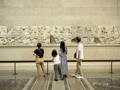 Visitantes observan los mármoles del Partenón del Museo Británico, el 23 de agosto en Londres.