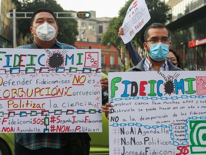 Manifestantes protestan frente al Senado en Ciudad de México por la extinción de los fideicomisos para la ciencia el pasado octubre.