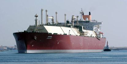 El barco qatarí Duhail atraviesa el pasado 29 de noviembre el Canal de Suez con destino a Alemania con gas natural licuado abordo. 