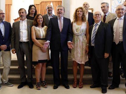 El ministro de Cultura, &Iacute;&ntilde;igo M&eacute;ndez de Vigo, en el centro, con Ramon Colom, segundo por la derecha, en una reuni&oacute;n de representantes de la industria del cine el pasado verano.