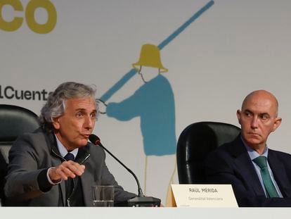 El director general de Medio Natural y Animal de la Consejería de Medio Ambiente, Raúl Mérida y el concejal responsable de La Devesa- Albufera, José Gosálbez, durante la conferencia internacional de humedales celebrada en Valencia en febrero pasado.