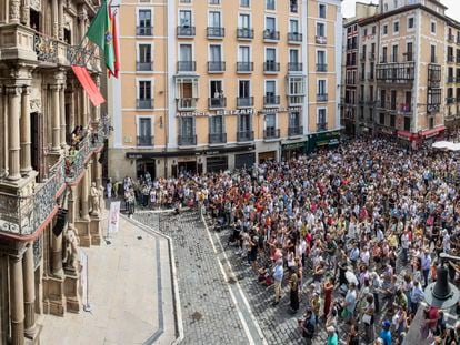 Tomatito (izquierda), durante su actuación desde el balcón del Ayuntamiento de Pamplona, en el festival Flamenco on Fire. Imagen concedida por el propio certamen