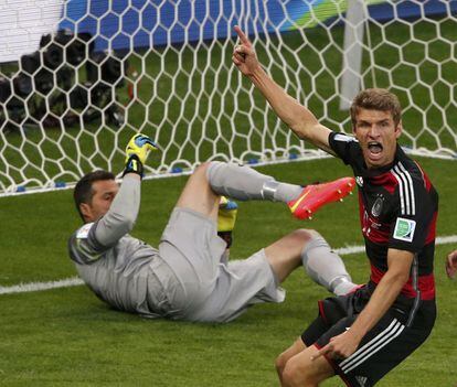 Müller celebra su gol frente al porteroJulio César..