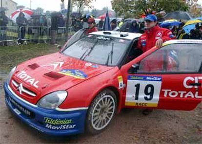 Sainz y su copiloto, Marc Martí, empujan su coche al término del último tramo.