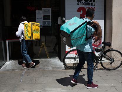 Repartidores de comida para llevar a domicilio de Glovo y Deliverro, en Barcelona en el mes de mayo.