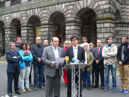Andoni Ortuzar, a la izquierda, durante la lectura del manifiesto en Edimburgo.