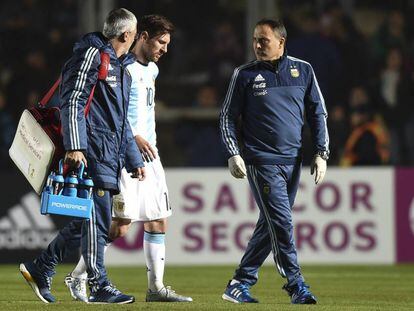 Messi sale del campo junto con los m&eacute;dicos de la selecci&oacute;n argentina.