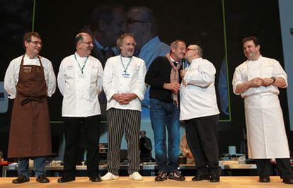 Homenaje hoy a Carlos Arguiñano en el Congreso Internacional de Gastronomía de San Sebastián. De izquierda a derecha: Aduriz, Subijana, Roteta, Arguiñano, Arzak y Martin Berastegi.