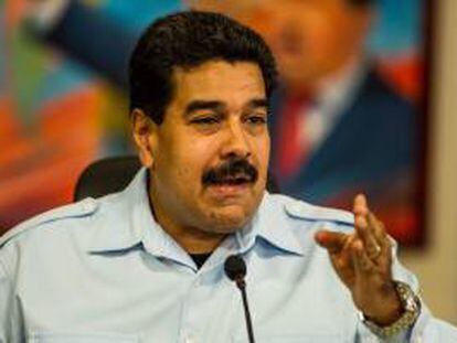 El presidente de Venezuela, Nicolás Maduro, habla durante una rueda de prensa a medios nacionales e internacionales este 15 de noviembre de 2013, en Caracas (Venezuela).