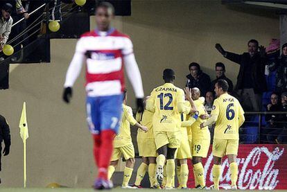 Los jugadores del Villarreal celebran el tanto al tiempo que se lamenta Ighalo.