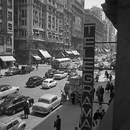 Tráfico de coches en la Gran Vía de Madrid en una imagen de 1959.