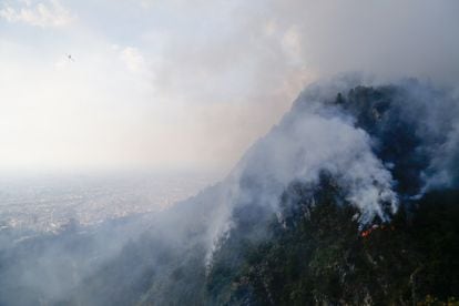 Un foco de incendio en el cerro El Cable llena de humo el oriente de Bogotá, el 26 de enero.