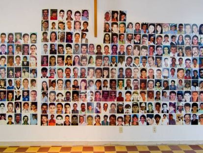 Pared del Salón del Nunca Más con las imágenes de algunos de los desaparecidos durante los años de conflicto en Colombia. El Salón es un espacio para la memoria de las víctimas y la denuncia y está en Granada (Antioquia), una de las zonas más castigadas por la guerra.