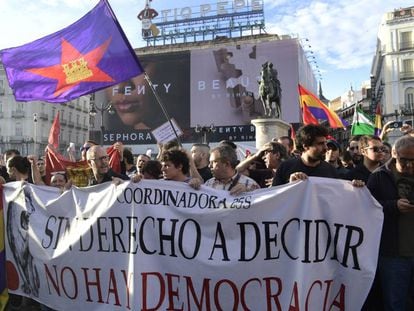 Manifestantes en la Puerta del Sol el 1 de octubre de 2017.