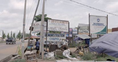 Carteles anunciando iglesias neopentecostales en todas las esquinas de Abuya
