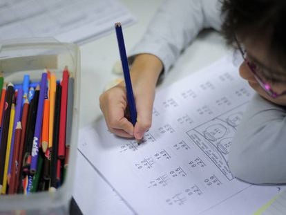 Una niña realiza sus tareas de Matemáticas en el centro Martí-Codolar de Barcelona