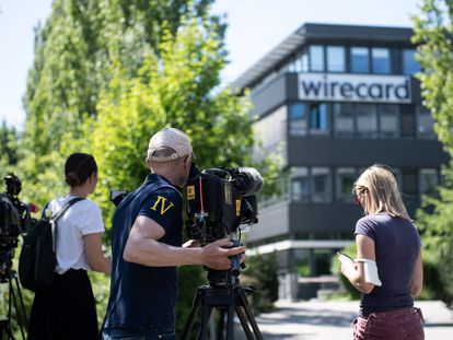 Varios periodistas en el exterior de la sede central de Wirecard en Aschheim (alrededores de Múnich), este miércoles.