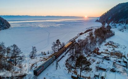 La vía férrea del Transiberiano en su recorrido junto al lago Baikal, en Rusia.