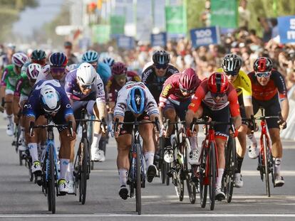 Fabio Jakobsen, en el centro, adelanta su bicicleta unos centímetros por delante de Gaviria, a la izquierda, y Aberasturi.