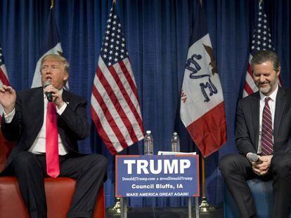 Donald Trump y Jerry Falwell Jr, el presidente de la Universidad Liberty, participan en un mitin.