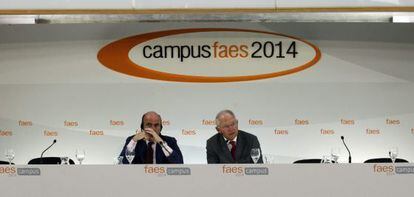 Wolfgang Sch&auml;uble y Luis de Guindos este lunes en el Campus FAES 2014.