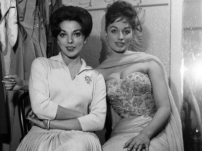 Joan Collins (izda.), considerada como una de las mujeres más bellas de la historia de Hollywood, posa junto a Jackie en 1958.