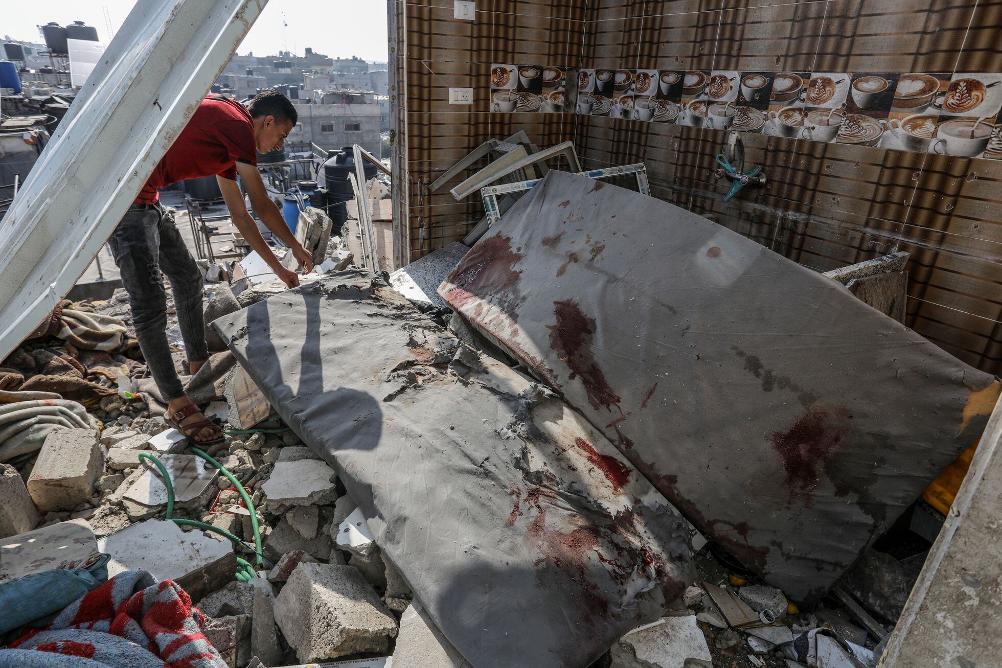 Edificio derruido por un bombardeo israelí en Rafah, este martes.