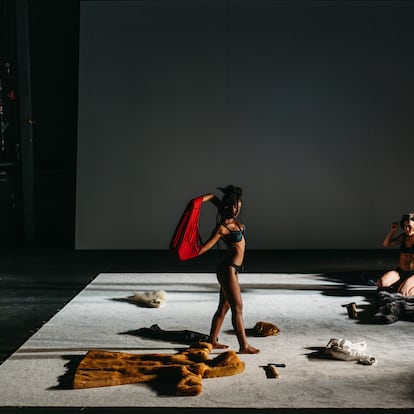 Escena de la obra 'Cristo está en tinder', Teatro de la Abadía. Fotografía: LUCÍA ROMERO