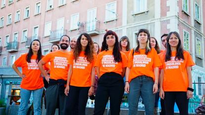 El grupo de vecinas del bloque en Ermita del Santo 14 frente al edificio.