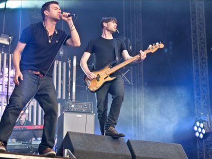 El cantante de Blur, Damon Albarn, junto al bajista Alex James, en una de las &uacute;ltimas actuaciones de la banda brit&aacute;nica.